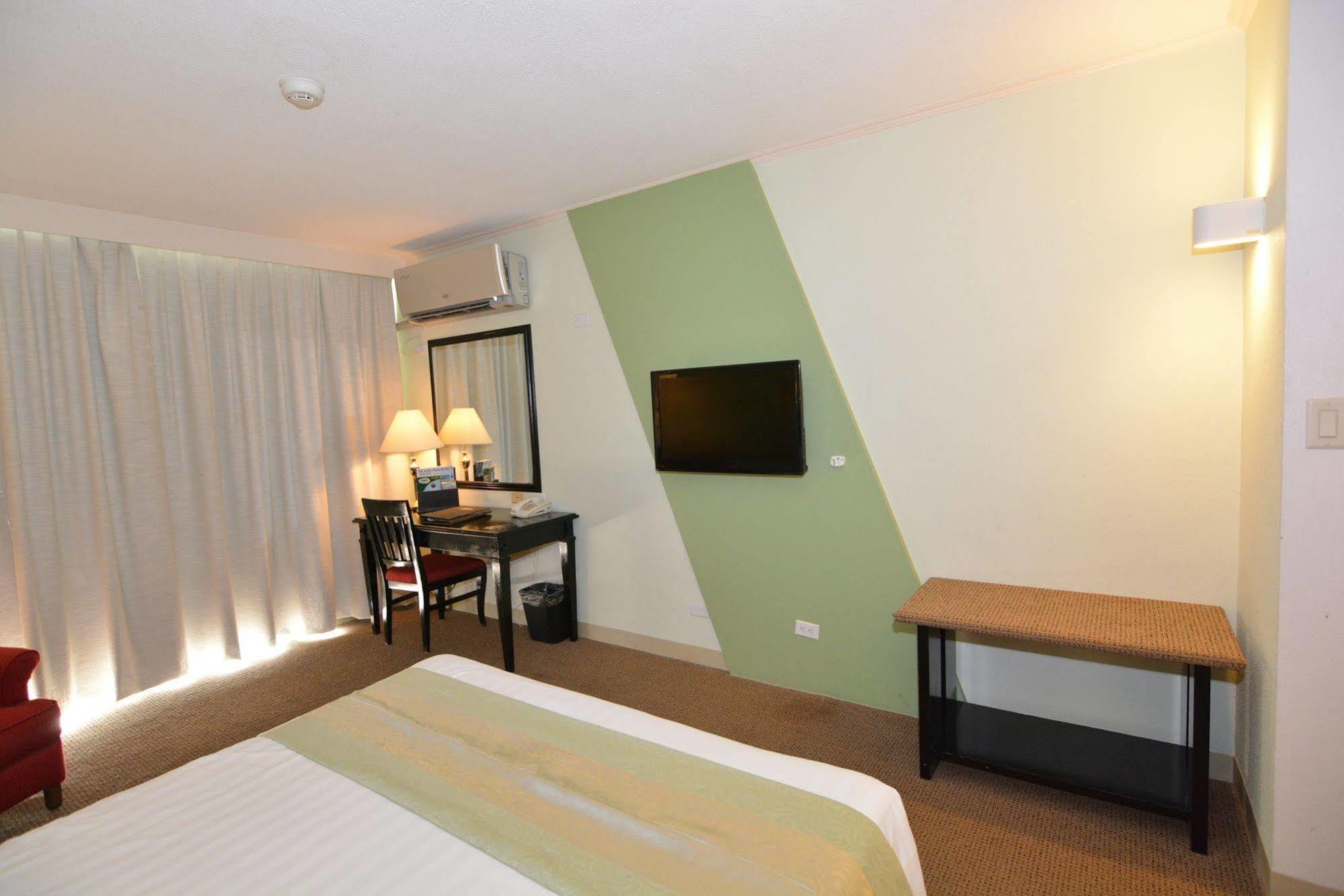 Century Hotel Garapan Buitenkant foto